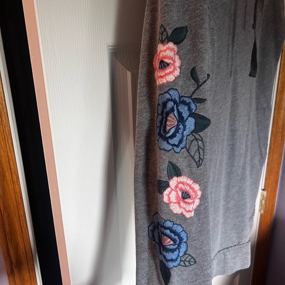 Hollister Charcoal Hoodie with‎ Embroidered Floral Design women’s XS - Picture 3 of 5